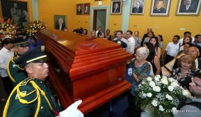 Daniel y Rosario rinden homenaje al Padre Miguel D'Escoto