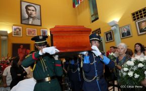 Daniel y Rosario rinden homenaje al Padre Miguel D'Escoto