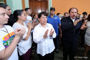Daniel y Rosario rinden homenaje al Padre Miguel D'Escoto