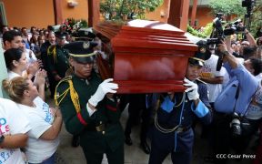 Daniel y Rosario rinden homenaje al Padre Miguel D'Escoto