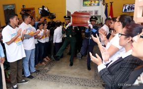 Daniel y Rosario rinden homenaje al Padre Miguel D'Escoto