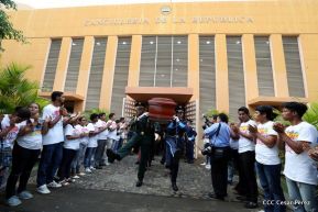 Daniel y Rosario rinden homenaje al Padre Miguel D'Escoto