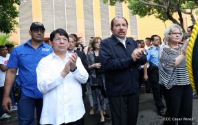 Daniel y Rosario rinden homenaje al Padre Miguel D'Escoto