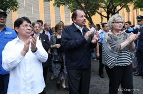 Daniel y Rosario rinden homenaje al Padre Miguel D'Escoto