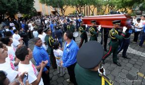 Daniel y Rosario rinden homenaje al Padre Miguel D'Escoto