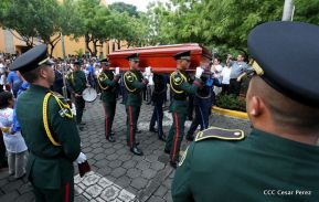 Daniel y Rosario rinden homenaje al Padre Miguel D'Escoto