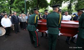 Daniel y Rosario rinden homenaje al Padre Miguel D'Escoto