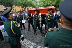 Daniel y Rosario rinden homenaje al Padre Miguel D'Escoto