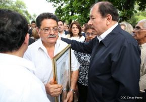 Daniel y Rosario rinden homenaje al Padre Miguel D'Escoto