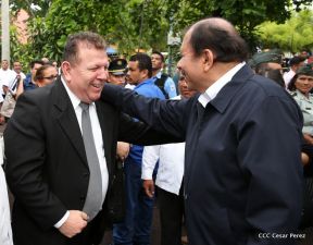 Daniel y Rosario rinden homenaje al Padre Miguel D'Escoto