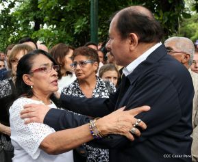 Daniel y Rosario rinden homenaje al Padre Miguel D'Escoto