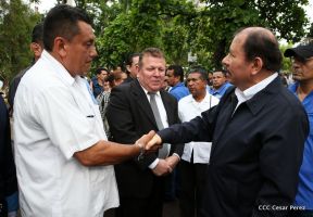 Daniel y Rosario rinden homenaje al Padre Miguel D'Escoto