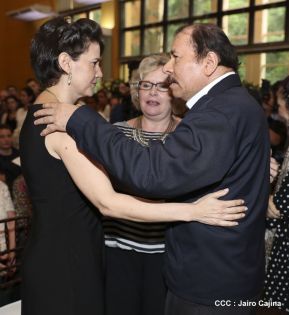 Daniel y Rosario rinden homenaje al Padre Miguel D'Escoto