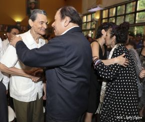 Daniel y Rosario rinden homenaje al Padre Miguel D'Escoto