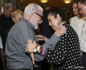 Daniel y Rosario rinden homenaje al Padre Miguel D'Escoto