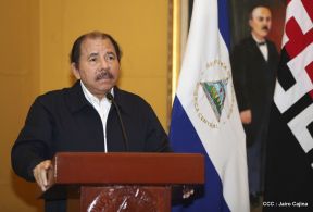 Daniel y Rosario rinden homenaje al Padre Miguel D'Escoto