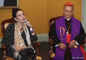 Daniel y Rosario rinden homenaje al Padre Miguel D'Escoto