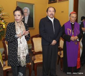 Daniel y Rosario rinden homenaje al Padre Miguel D'Escoto