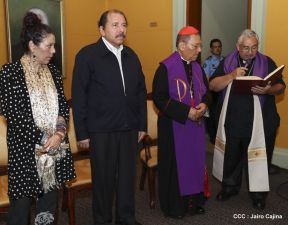 Daniel y Rosario rinden homenaje al Padre Miguel D'Escoto