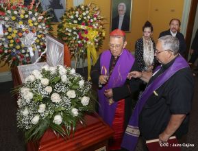 Daniel y Rosario rinden homenaje al Padre Miguel D'Escoto