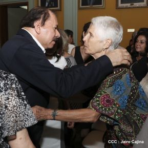 Daniel y Rosario rinden homenaje al Padre Miguel D'Escoto