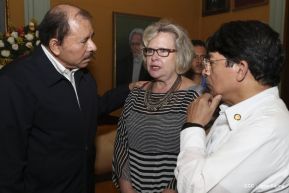 Daniel y Rosario rinden homenaje al Padre Miguel D'Escoto