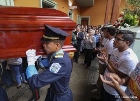 Daniel y Rosario rinden homenaje al Padre Miguel D'Escoto