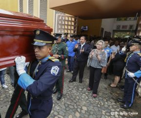 Daniel y Rosario rinden homenaje al Padre Miguel D'Escoto