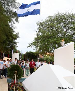 Daniel y Rosario en acto central del natalicio del Comandante Carlos Fonseca Amador