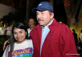 Daniel y Rosario en acto central del natalicio del Comandante Carlos Fonseca Amador