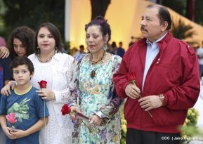Daniel y Rosario en acto central del natalicio del Comandante Carlos Fonseca Amador
