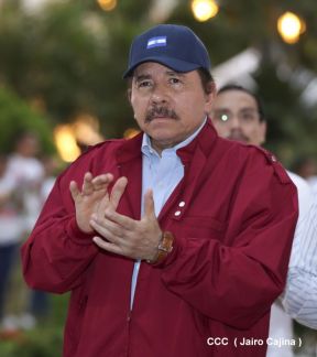 Daniel y Rosario en acto central del natalicio del Comandante Carlos Fonseca Amador