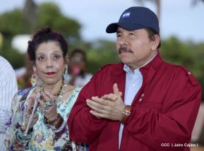 Daniel y Rosario en acto central del natalicio del Comandante Carlos Fonseca Amador