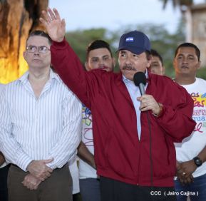 Daniel y Rosario en acto central del natalicio del Comandante Carlos Fonseca Amador