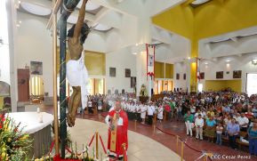 Fieles católicos le cantan a la Sangre de Cristo