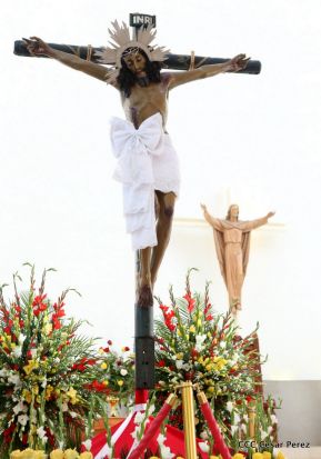 Fieles católicos le cantan a la Sangre de Cristo