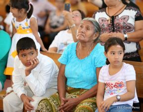 Fieles católicos le cantan a la Sangre de Cristo