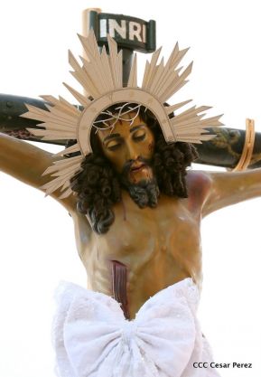 Fieles católicos le cantan a la Sangre de Cristo