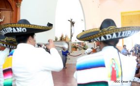 Fieles católicos le cantan a la Sangre de Cristo