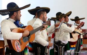 Fieles católicos le cantan a la Sangre de Cristo
