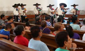 Fieles católicos le cantan a la Sangre de Cristo