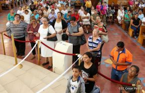 Fieles católicos le cantan a la Sangre de Cristo