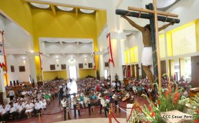 Fieles católicos le cantan a la Sangre de Cristo