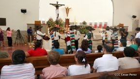 Fieles católicos le cantan a la Sangre de Cristo