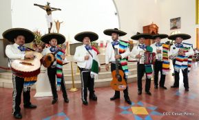 Fieles católicos le cantan a la Sangre de Cristo