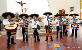 Fieles católicos le cantan a la Sangre de Cristo