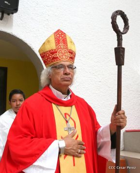Fieles católicos le cantan a la Sangre de Cristo