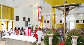 Fieles católicos le cantan a la Sangre de Cristo