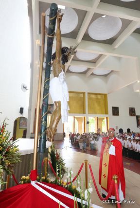 Fieles católicos le cantan a la Sangre de Cristo