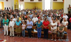 Fieles católicos le cantan a la Sangre de Cristo